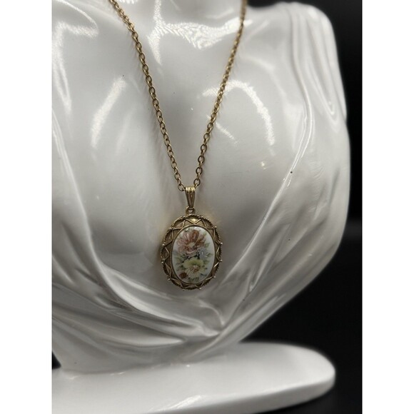 Luzier Vintage Cameo Solid Perfume Locket Gold Tone Pendant - Picture 2 of 6